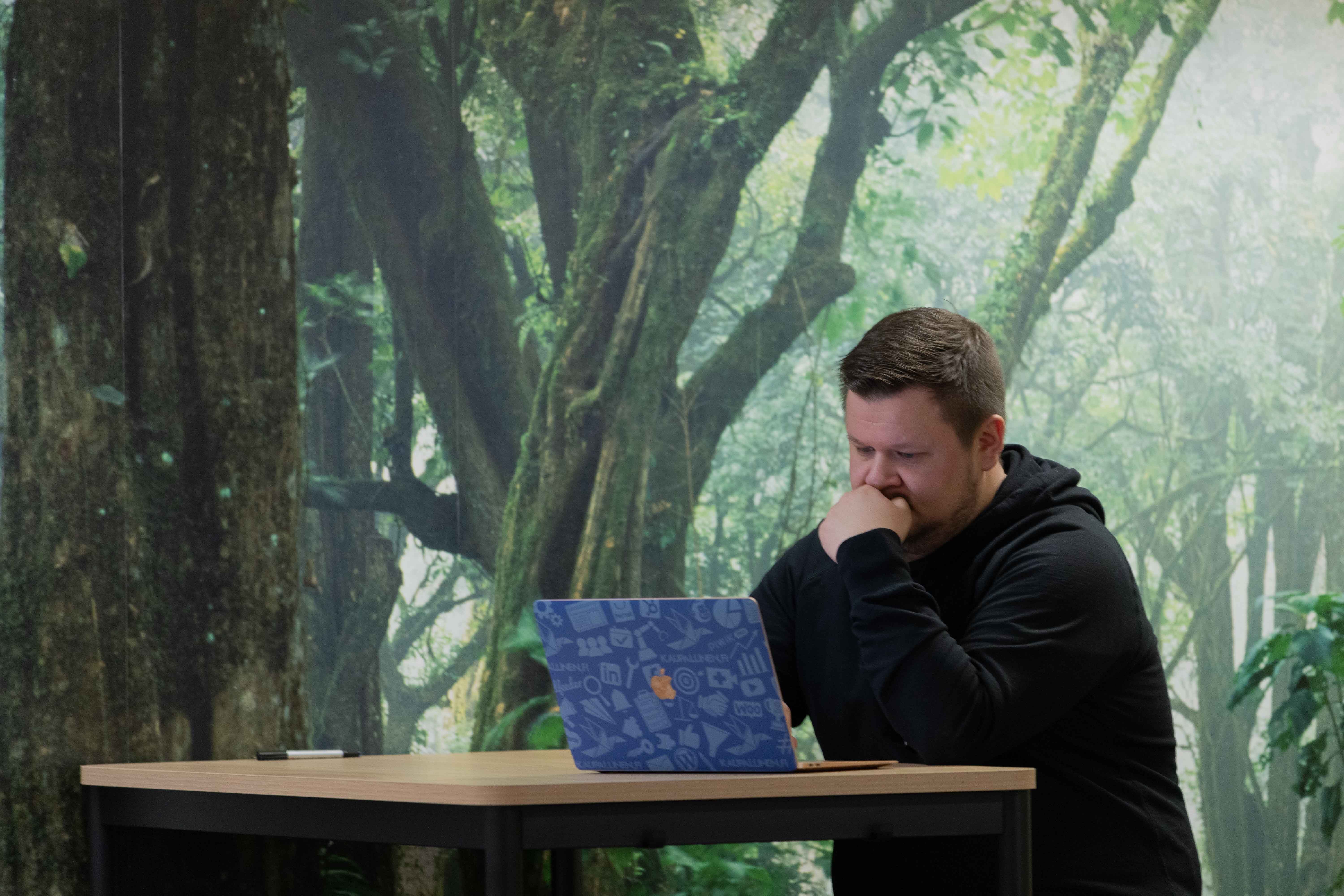 Visa Valkonen työskentelemässä